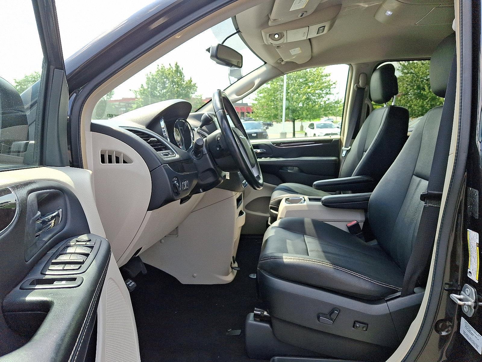 2016 Chrysler Town & Country Vehicle Photo in Harrisburg, PA 17111