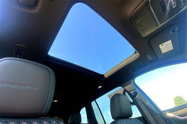2024 GMC Acadia Vehicle Photo in TOPEKA, KS 66609-0000