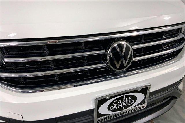 2024 Volkswagen Tiguan Vehicle Photo in KANSAS CITY, MO 64114-4502
