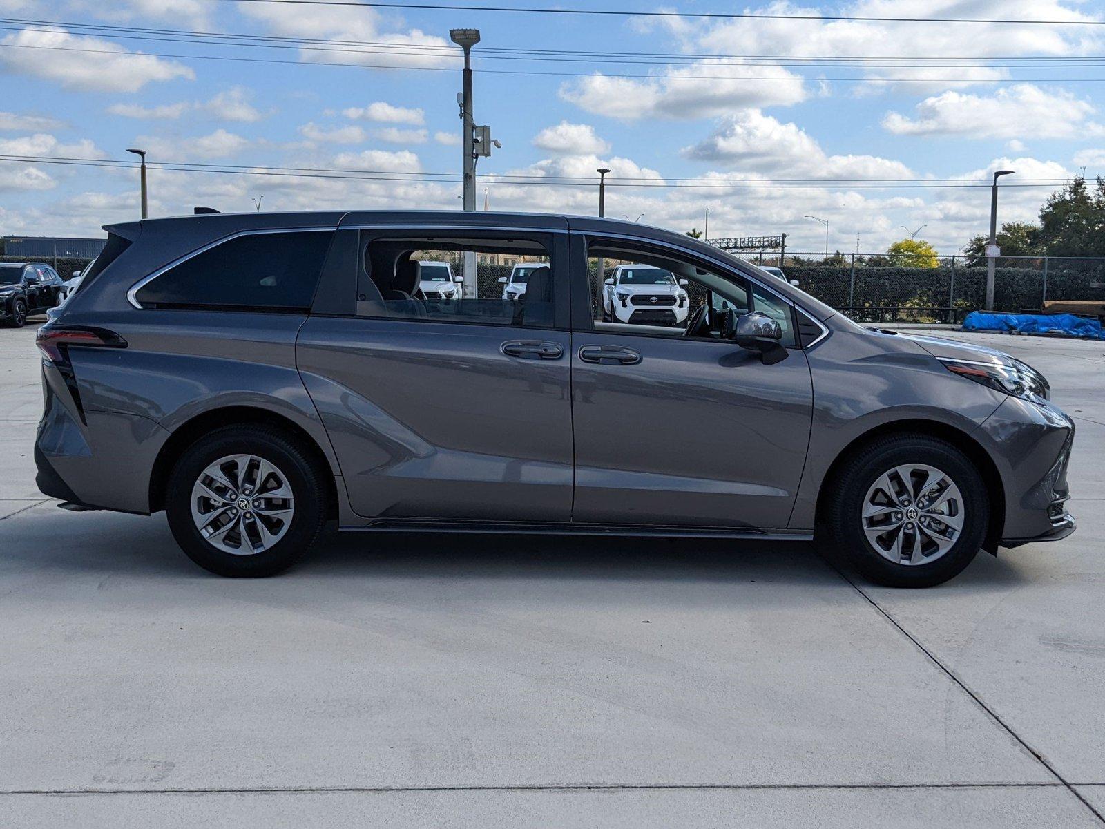 2024 Toyota Sienna Vehicle Photo in Davie, FL 33331