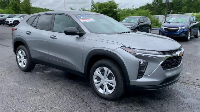 2024 Chevrolet Trax Vehicle Photo in MOON TOWNSHIP, PA 15108-2571