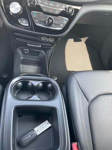2025 Chrysler Pacifica Vehicle Photo in Kaukauna, WI 54130