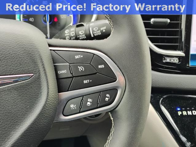 2024 Chrysler Pacifica Vehicle Photo in GREEN BAY, WI 54304-5303