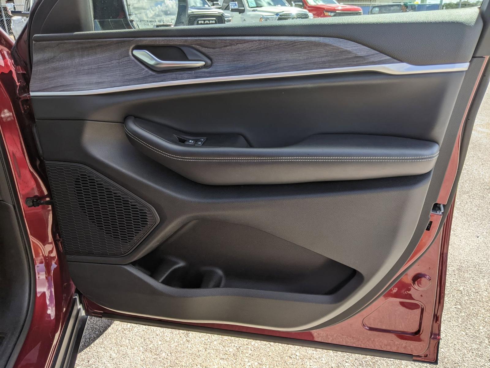 2023 Jeep Grand Cherokee L Vehicle Photo in Seguin, TX 78155