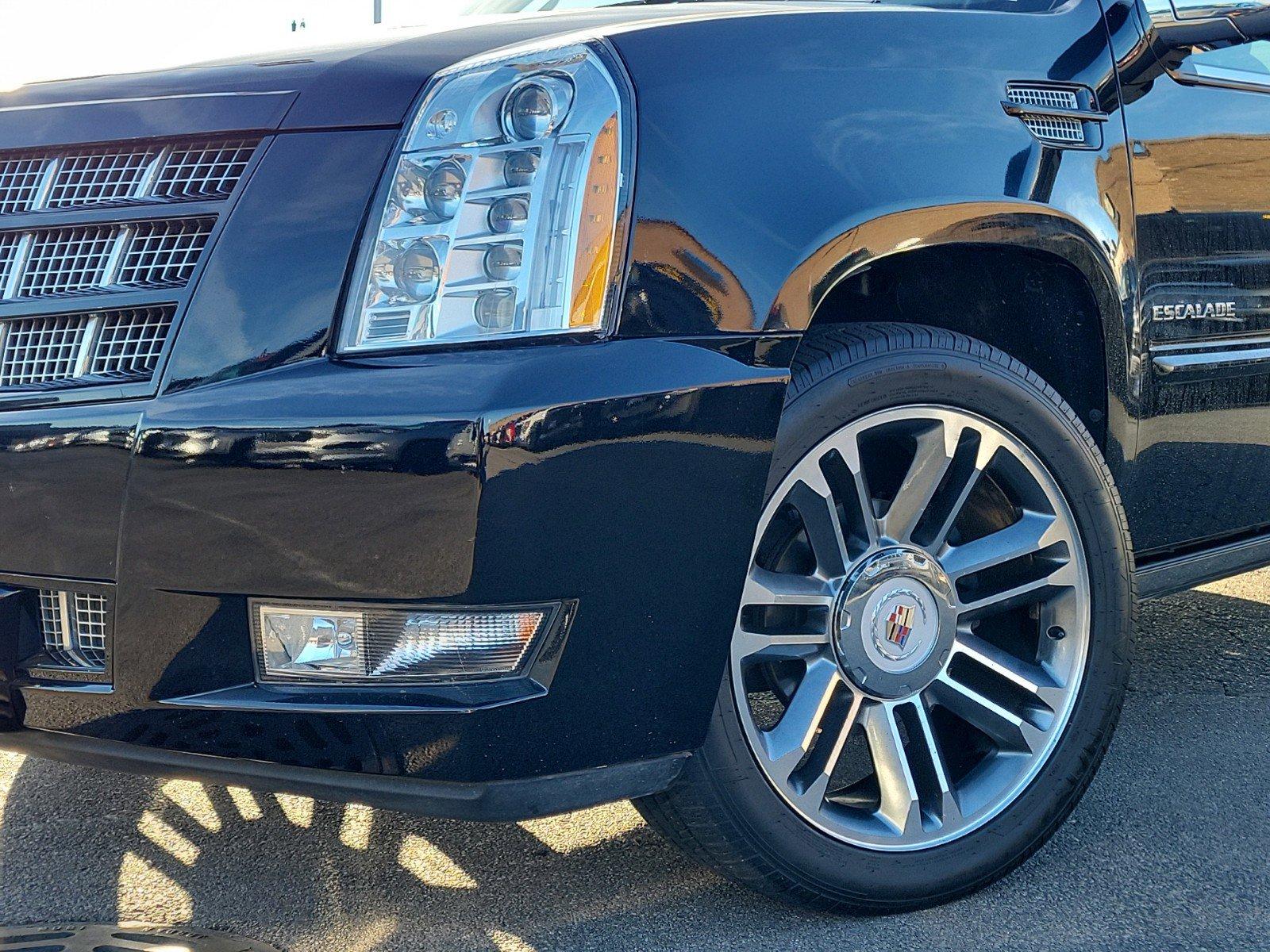 2013 Cadillac Escalade Vehicle Photo in Saint Charles, IL 60174