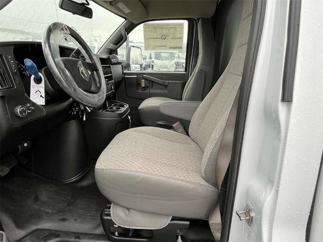 2023 Chevrolet Express Cutaway 3500 Vehicle Photo in ALCOA, TN 37701-3235