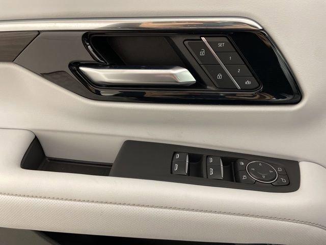 2025 Chevrolet Suburban Vehicle Photo in PHOENIX, AZ 85014-3381