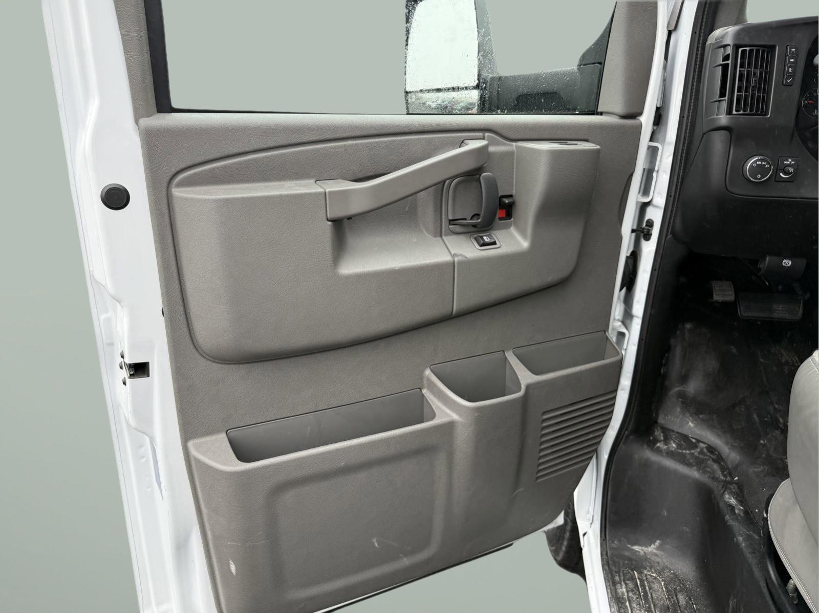 2024 Chevrolet Express Cutaway 3500 Vehicle Photo in GEORGETOWN, TX 78626-7508