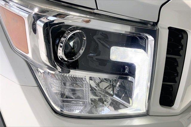 2018 Nissan Titan Vehicle Photo in TOPEKA, KS 66609-0000