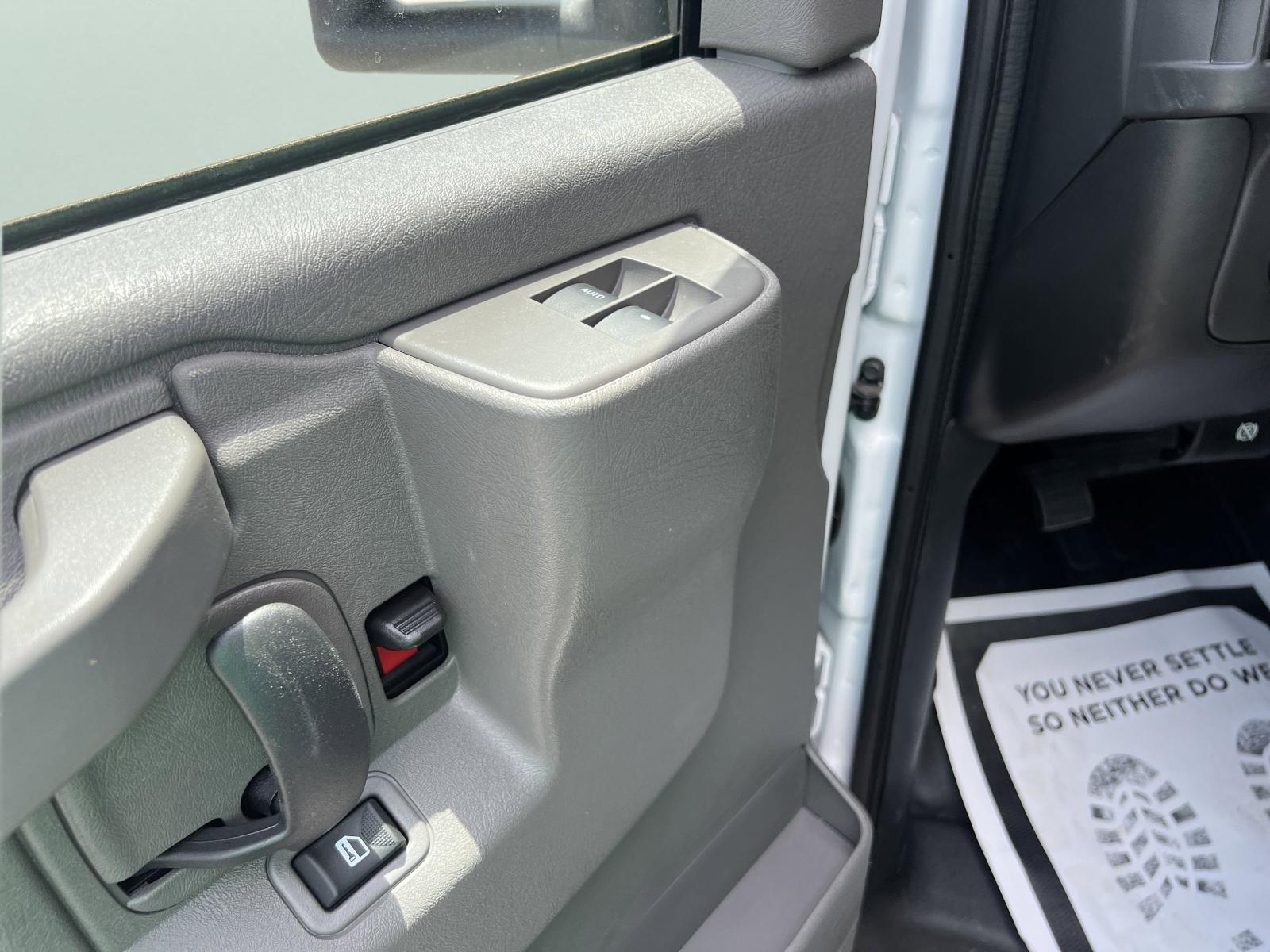 2025 Chevrolet Express Cutaway 3500 Vehicle Photo in GEORGETOWN, TX 78626-7508