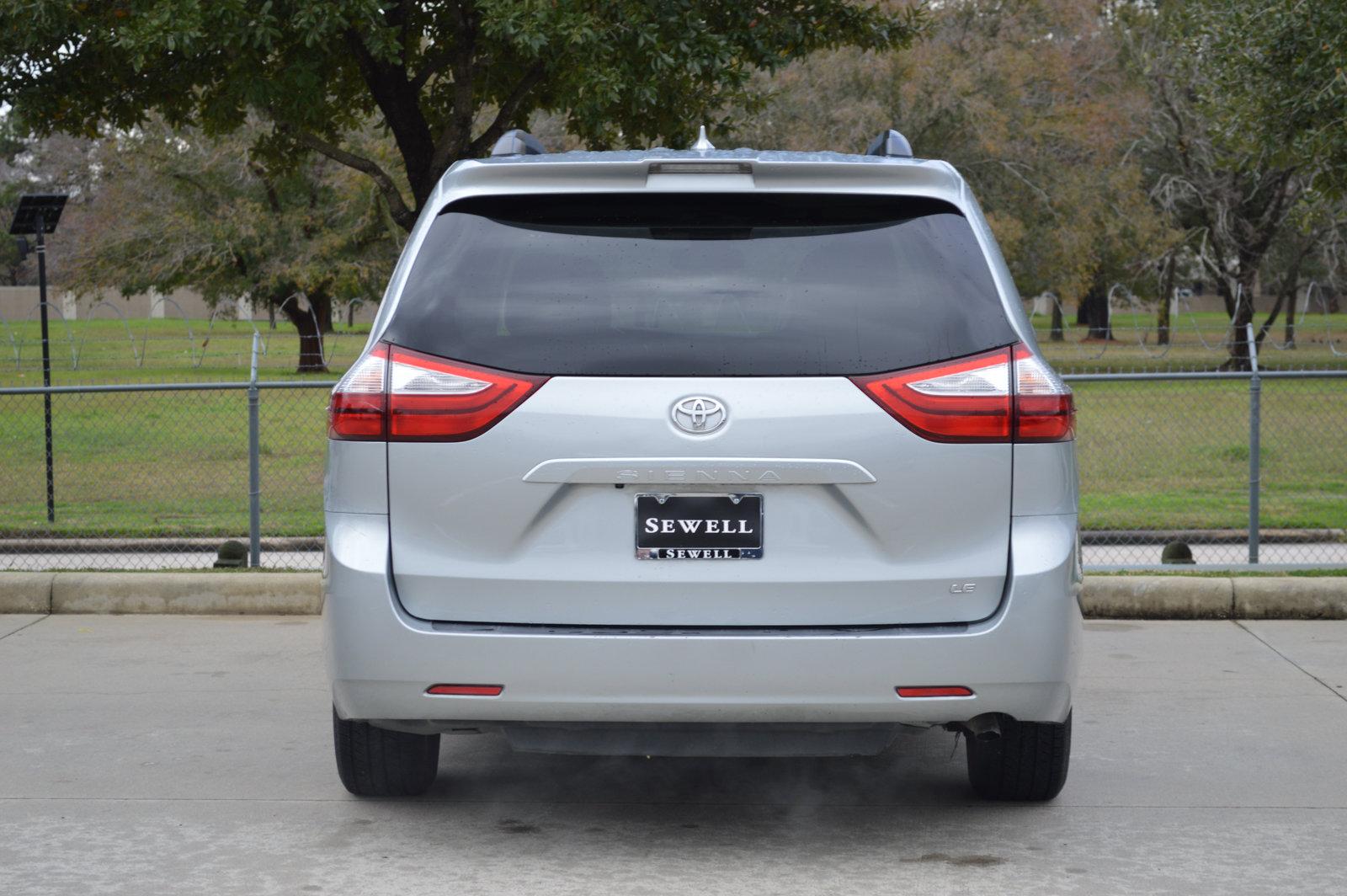 2019 Toyota Sienna Vehicle Photo in Houston, TX 77090