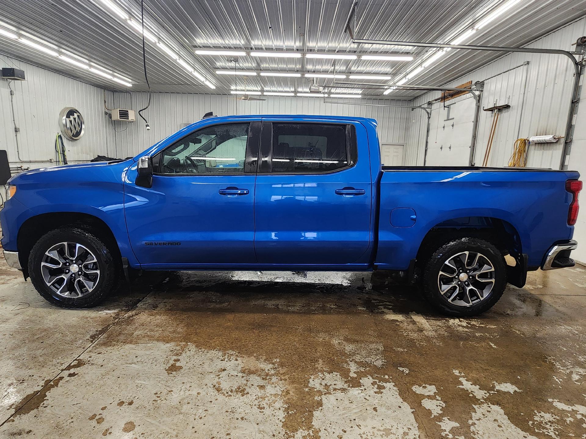 Used 2022 Chevrolet Silverado 1500 LT with VIN 3GCPDDEK7NG580693 for sale in Staples, Minnesota