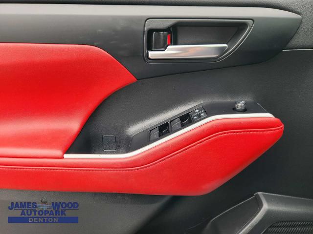 2021 Toyota Highlander Vehicle Photo in DENTON, TX 76210-9321