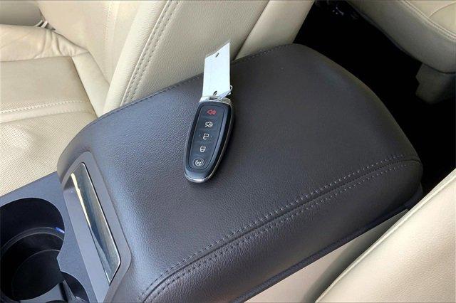 2019 Lincoln MKT Vehicle Photo in TOPEKA, KS 66609-0000