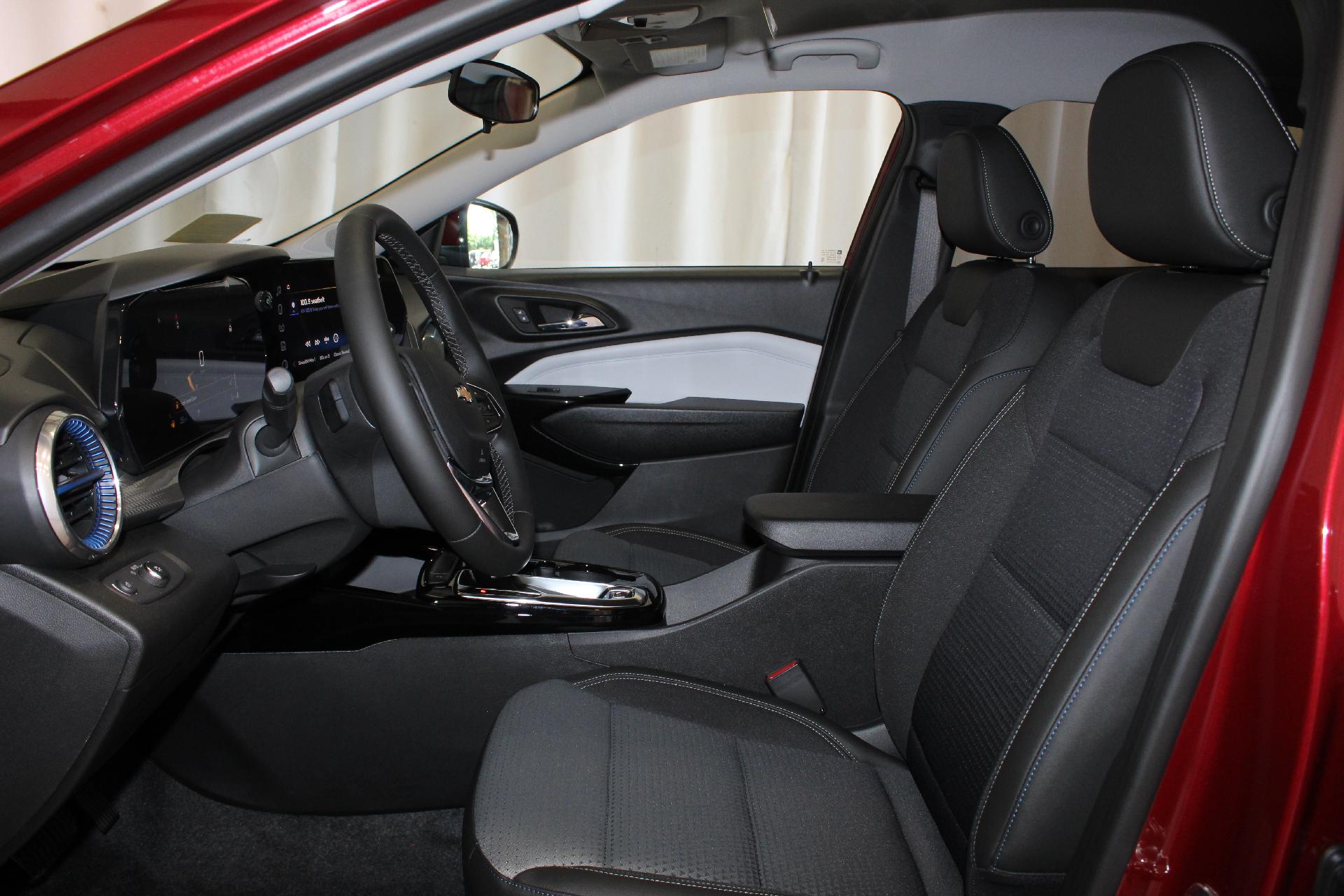 2025 Chevrolet Trax Vehicle Photo in NORTHAMPTON, MA 01060-1120