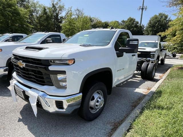 2024 Chevrolet Silverado 3500 HD Chassis Cab Vehicle Photo in ALCOA, TN 37701-3235