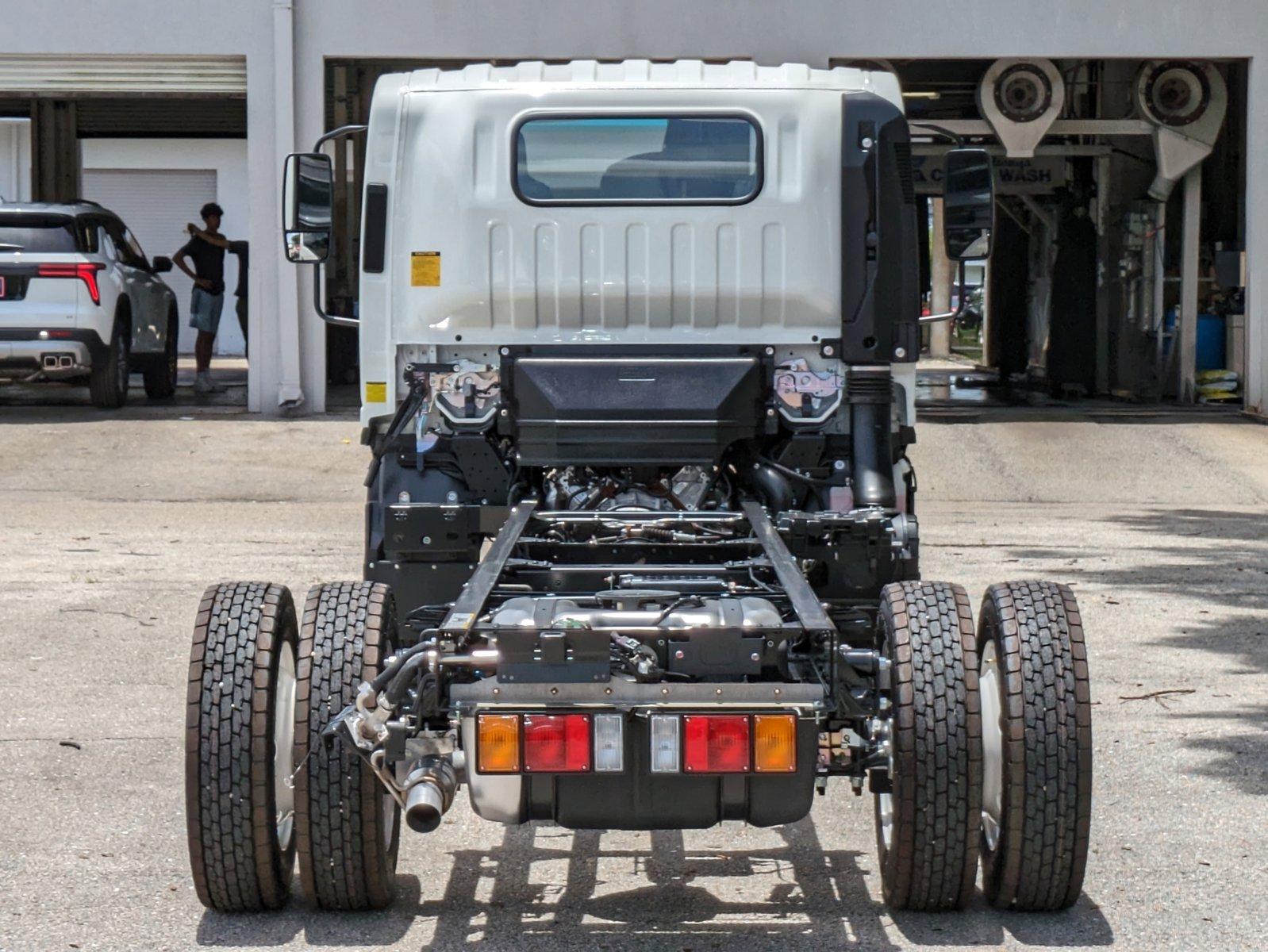 2025 Chevrolet Low Cab Forward 5500 HG Vehicle Photo in GREENACRES, FL 33463-3207