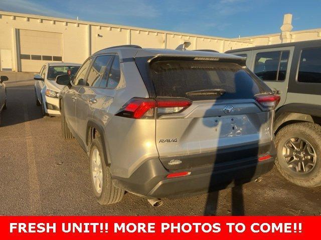 2020 Toyota RAV4 XLE photo 3