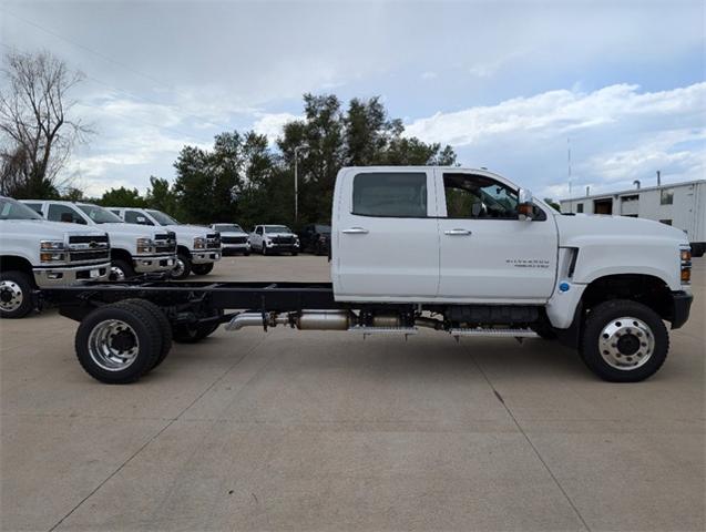 2024 Chevrolet Silverado Chassis Cab Vehicle Photo in ENGLEWOOD, CO 80113-6708