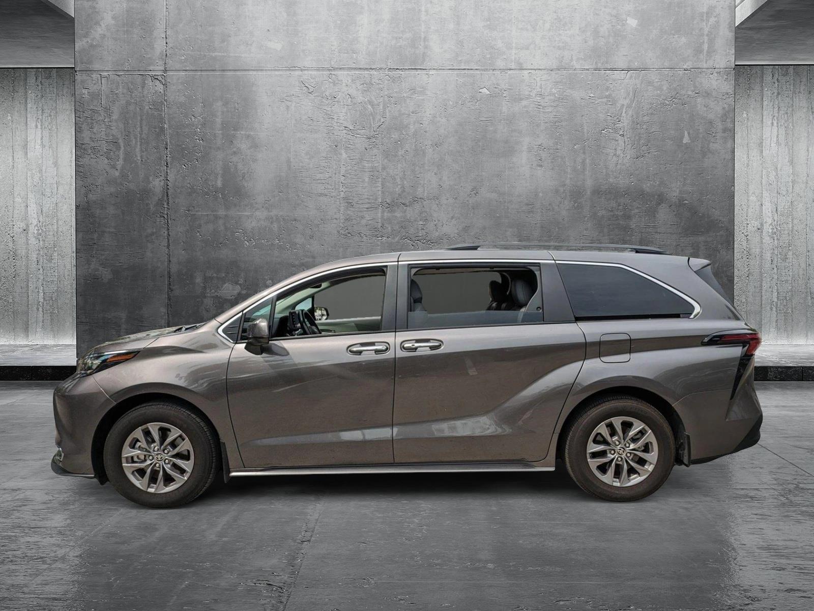 2024 Toyota Sienna Vehicle Photo in Coconut Creek, FL 33073