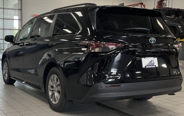 2025 Toyota Sienna Vehicle Photo in Oshkosh, WI 54904