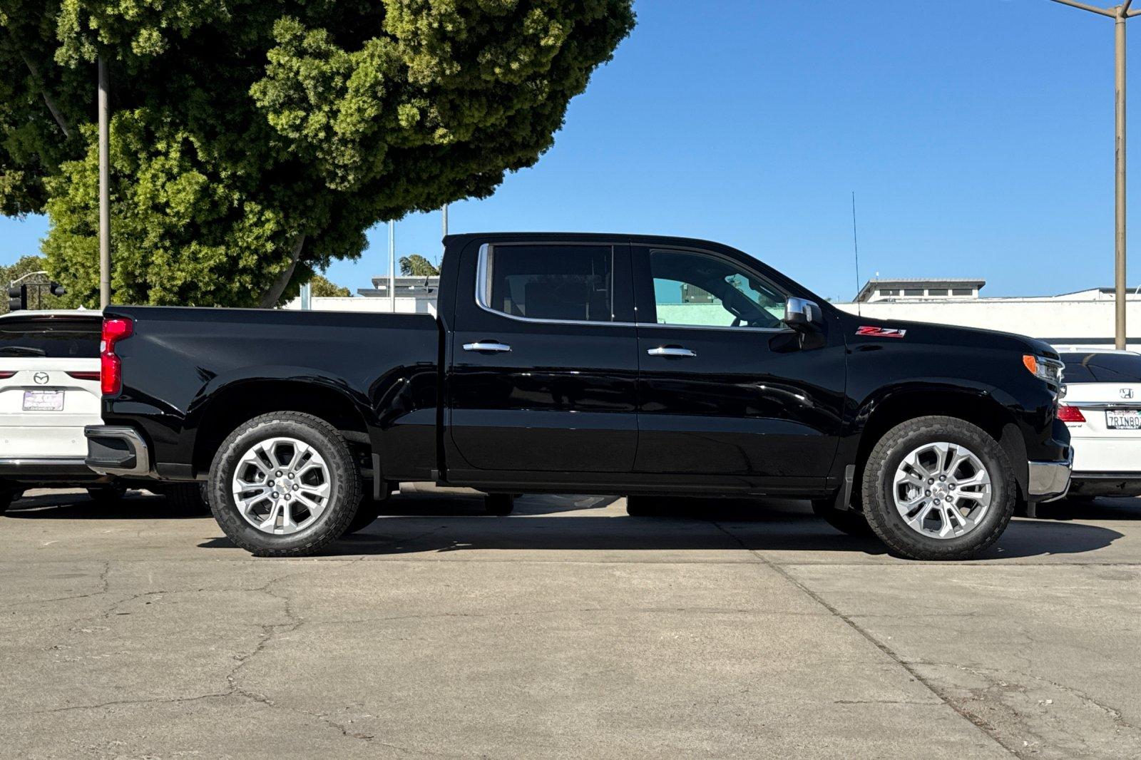 View vehicle photo 3