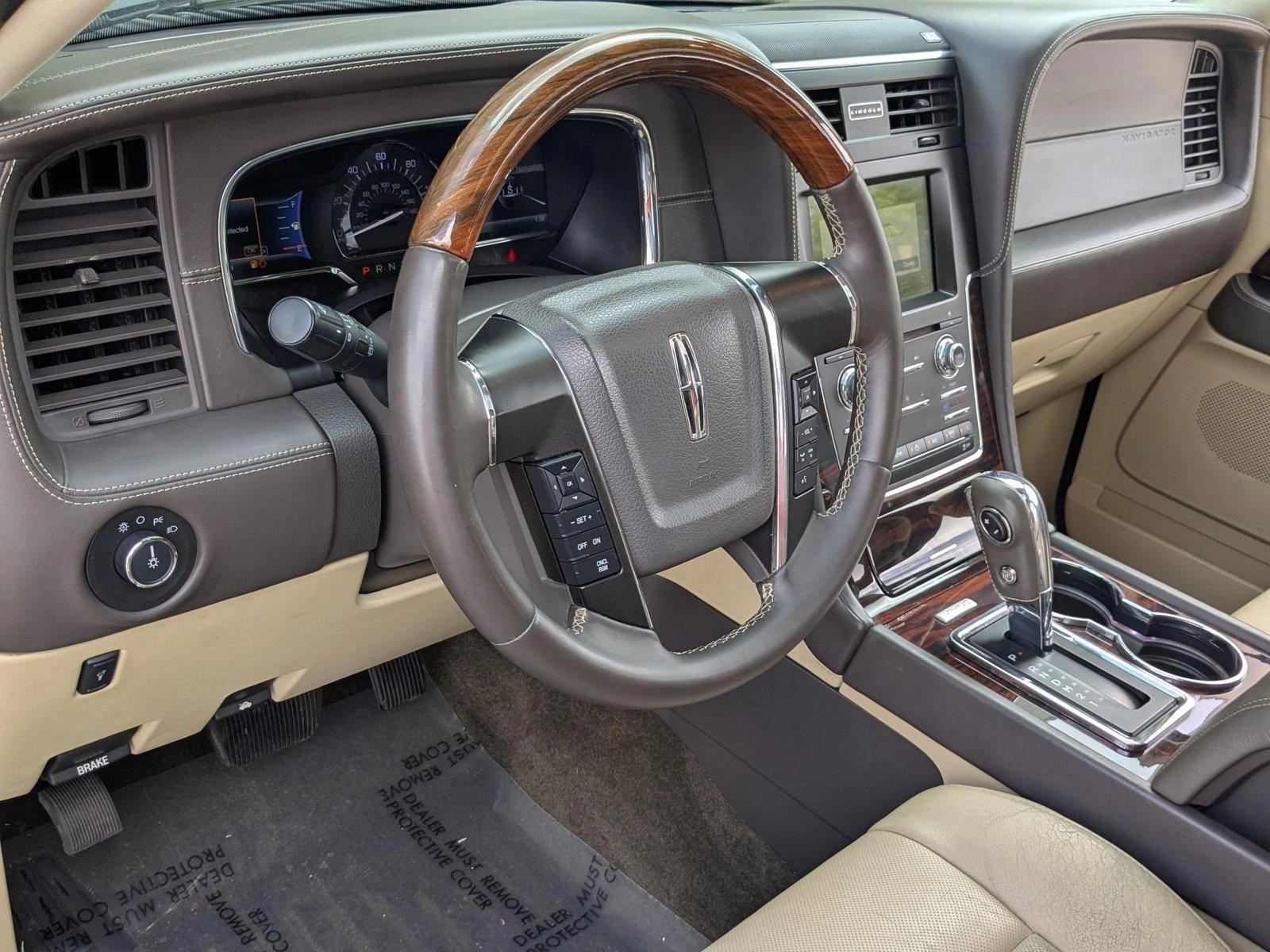 2017 Lincoln Navigator Vehicle Photo in PEMBROKE PINES, FL 33024-6534