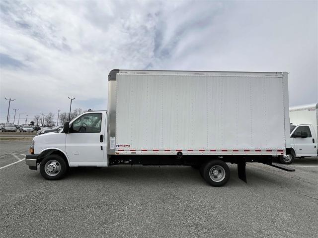 2024 Chevrolet Express Cutaway 3500 Vehicle Photo in ALCOA, TN 37701-3235