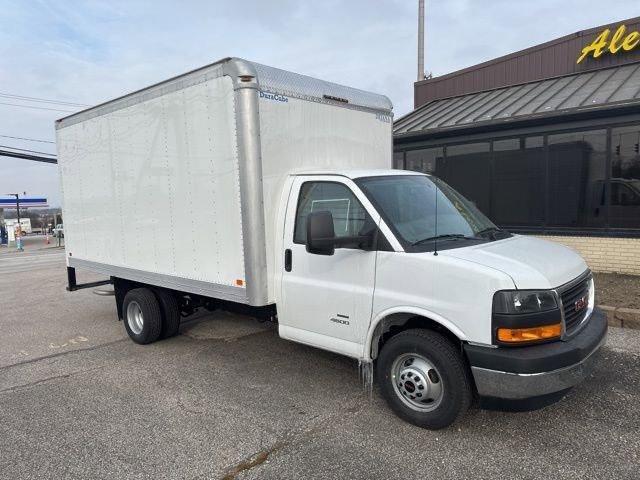 2025 GMC Savana Cutaway 4500 Vehicle Photo in MEDINA, OH 44256-9631