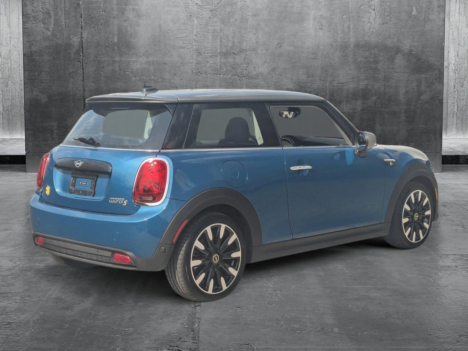 2024 MINI Electric Hardtop 2 Door Signature Vehicle Photo in Towson, MD 21204
