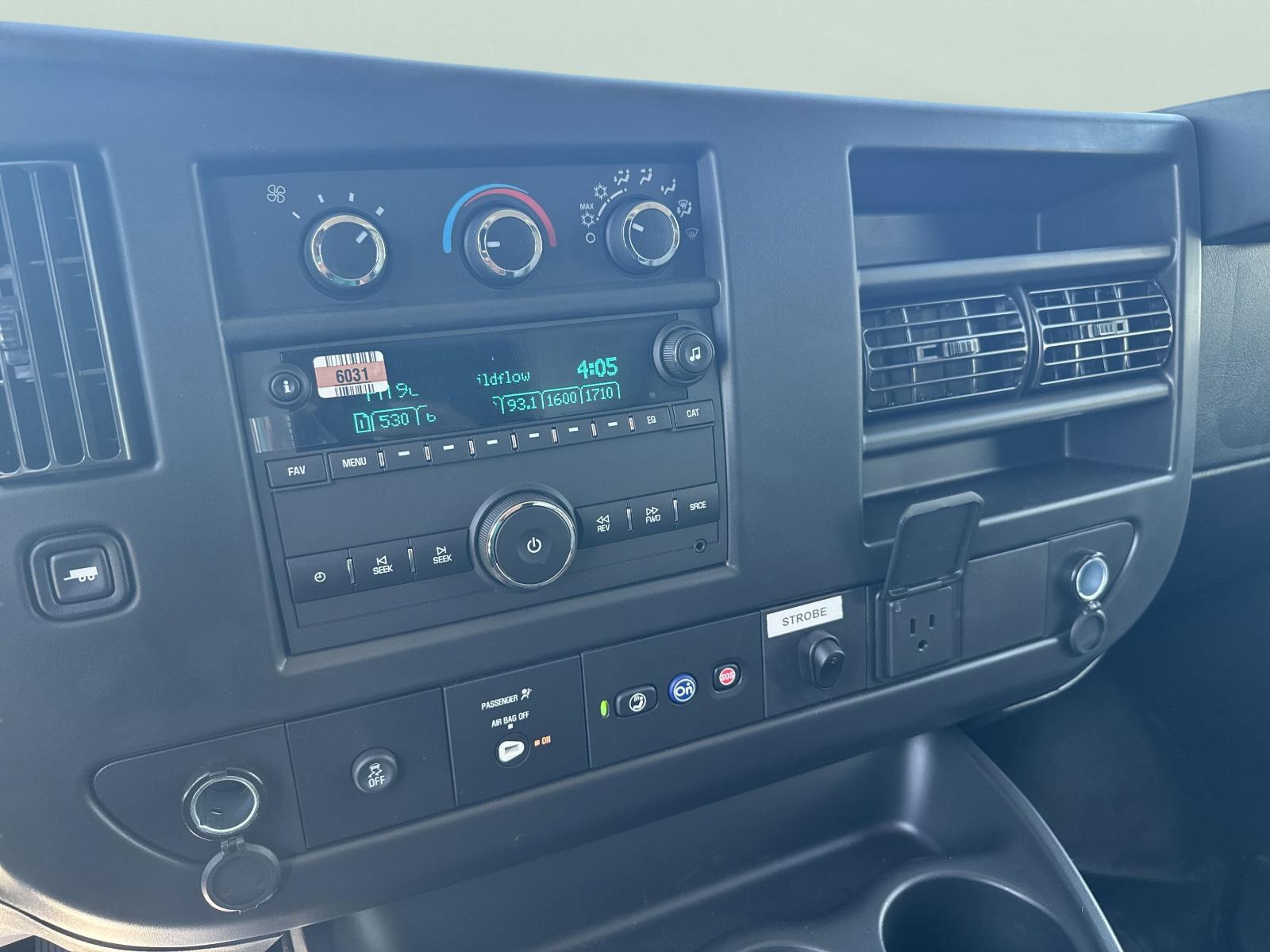 2025 Chevrolet Express Cutaway 3500 Vehicle Photo in GEORGETOWN, TX 78626-7508