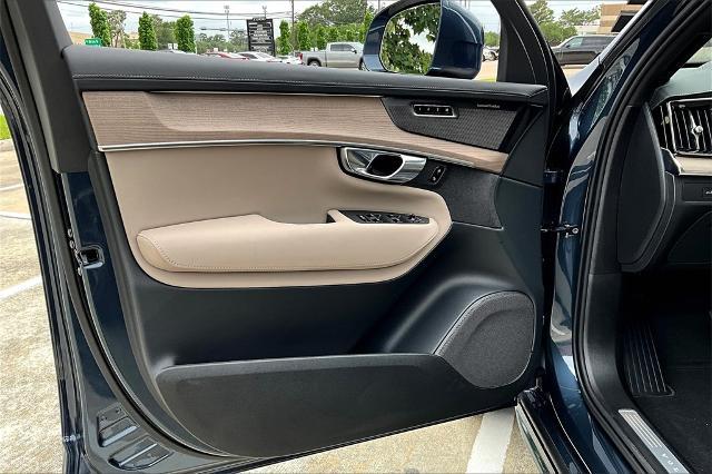 2025 Volvo XC90 Vehicle Photo in Houston, TX 77007