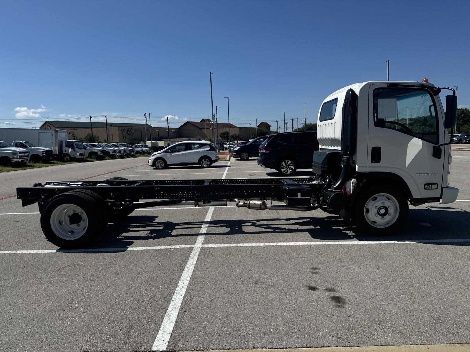 2025 Chevrolet Low Cab Forward 5500 XG Vehicle Photo in GEORGETOWN, TX 78626-7508