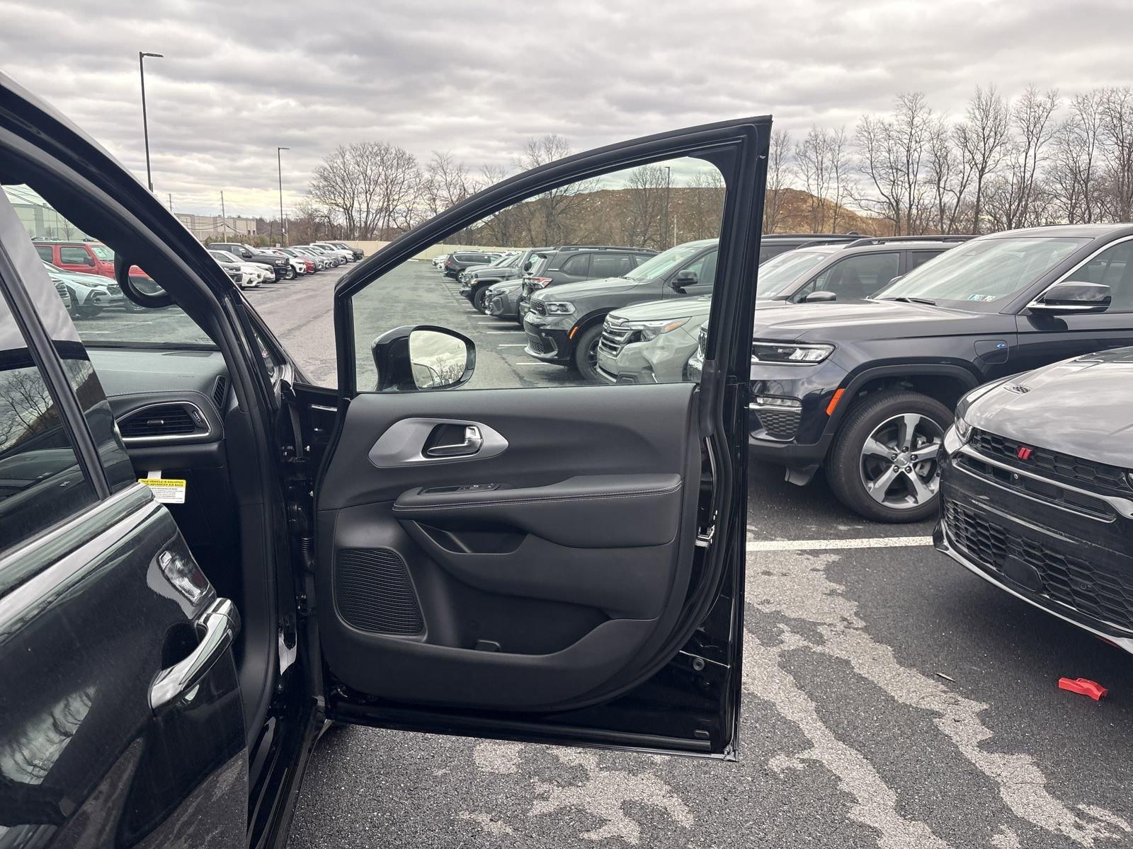 2025 Chrysler Pacifica Vehicle Photo in Mechanicsburg, PA 17050-1707