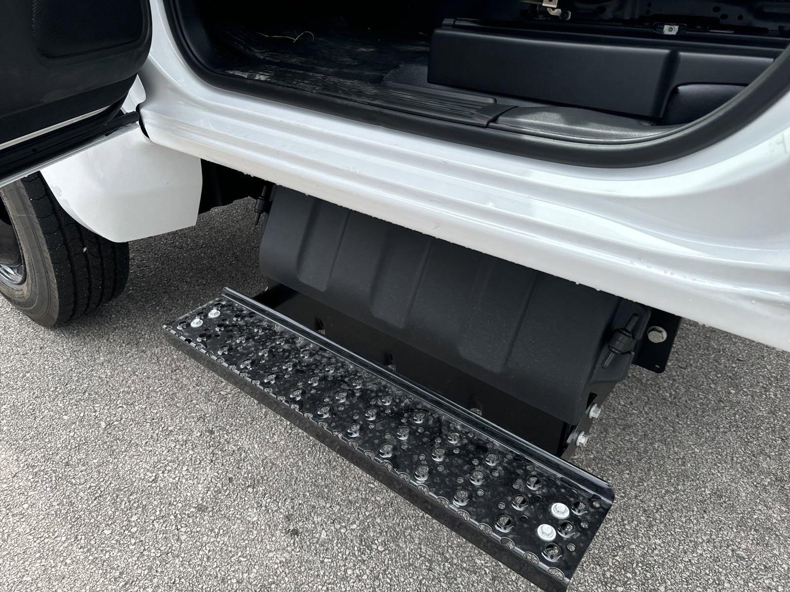 2024 Chevrolet Silverado 5500 HD Vehicle Photo in GEORGETOWN, TX 78626-7508