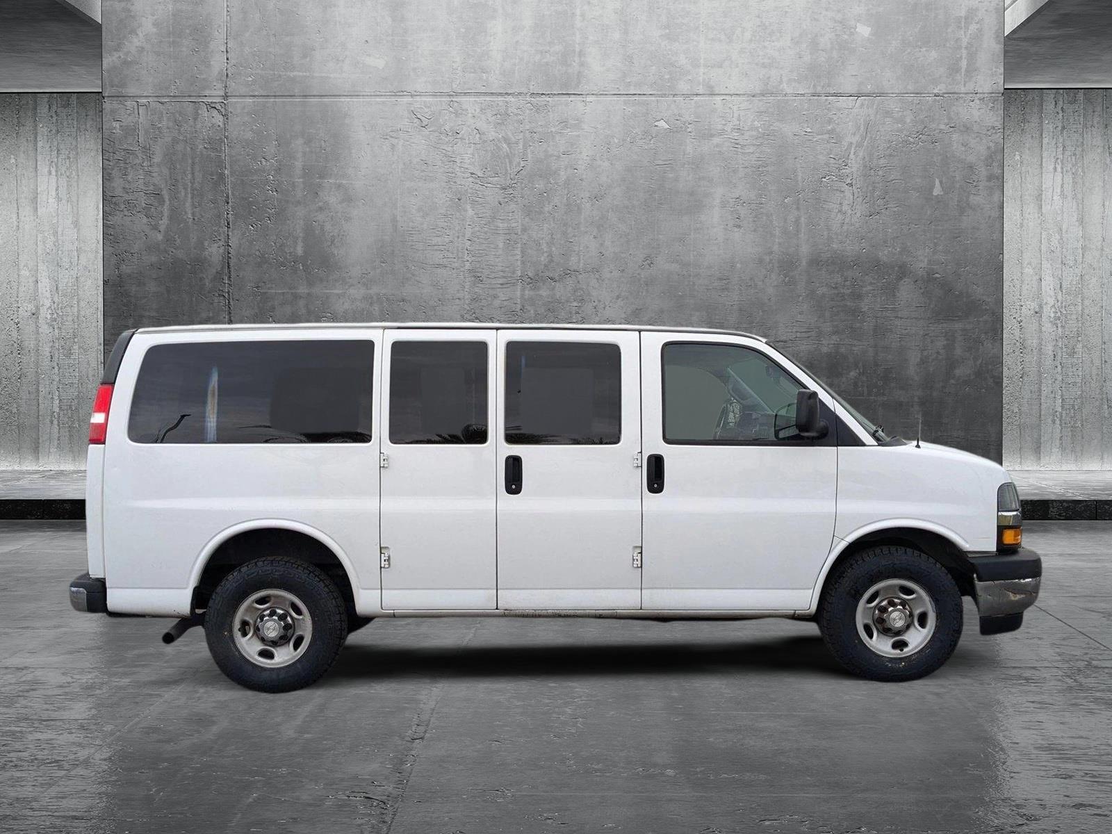 2018 Chevrolet Express Passenger Vehicle Photo in Jacksonville, FL 32244