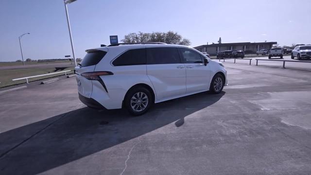 2022 Toyota Sienna Vehicle Photo in NEDERLAND, TX 77627-8017