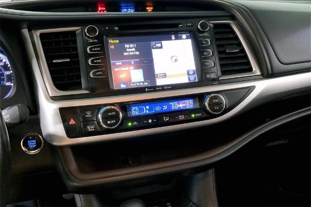 2017 Toyota Highlander Vehicle Photo in Lees Summit, MO 64086