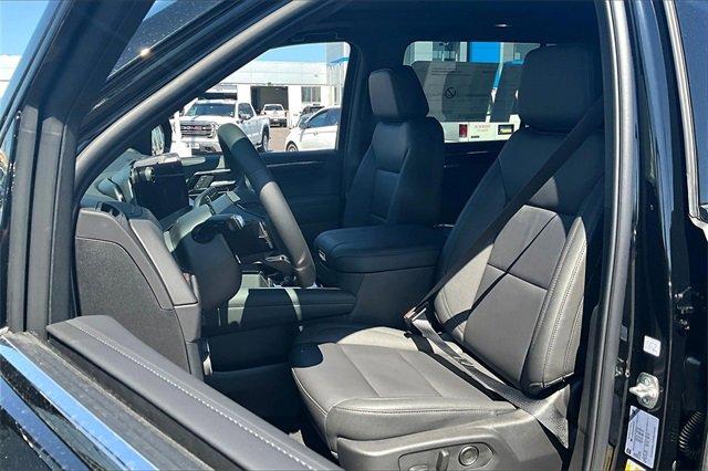 2025 Chevrolet Suburban Vehicle Photo in KANSAS CITY, MO 64114-4502