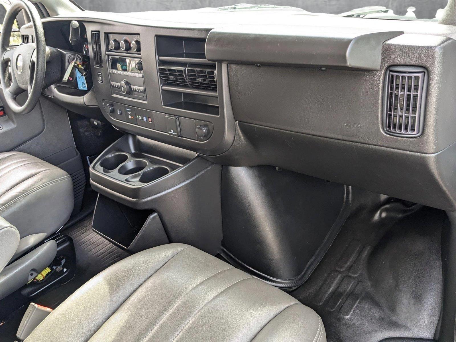 2023 Chevrolet Express Passenger 3500 Vehicle Photo in PEMBROKE PINES, FL 33024-6534