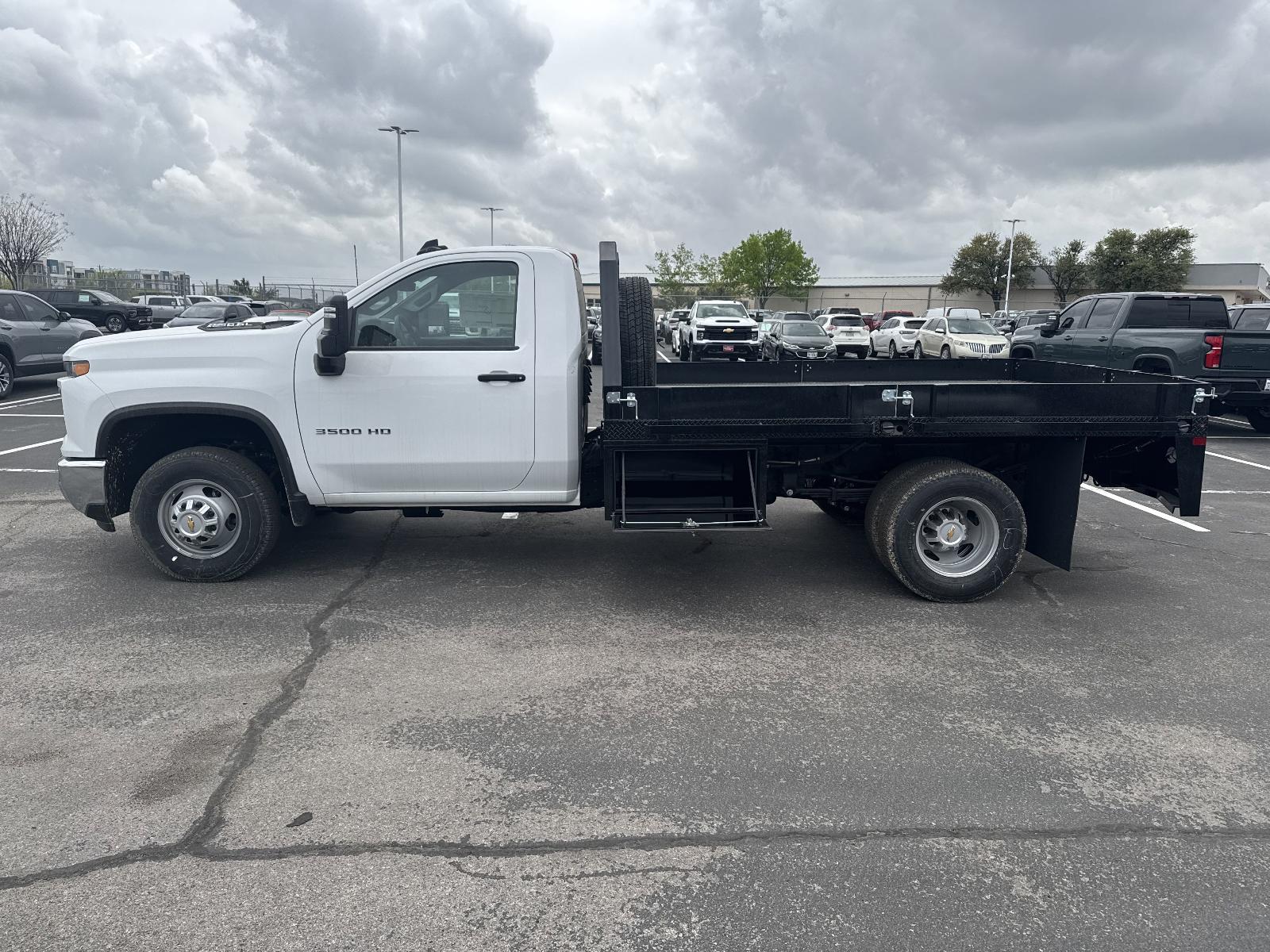 2025 Chevrolet Silverado 3500 HD Chassis Cab Vehicle Photo in GEORGETOWN, TX 78626-7508