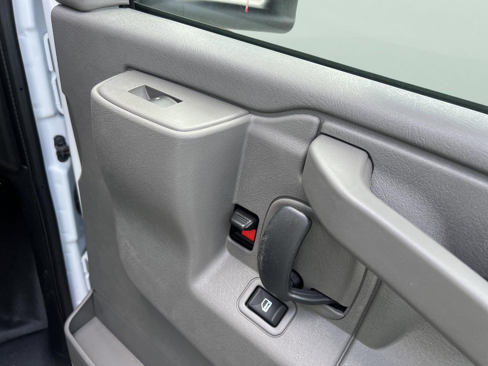 2025 Chevrolet Express Cutaway 3500 Vehicle Photo in GEORGETOWN, TX 78626-7508