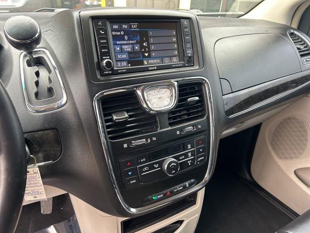 2015 Chrysler Town & Country Vehicle Photo in MEDINA, OH 44256-9631