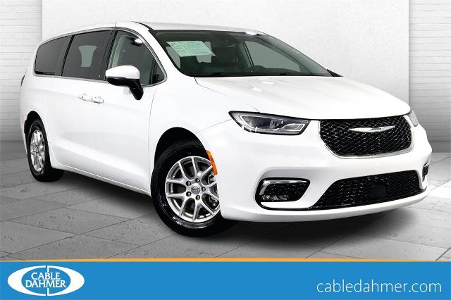 2023 Chrysler Pacifica Vehicle Photo in Lees Summit, MO 64086