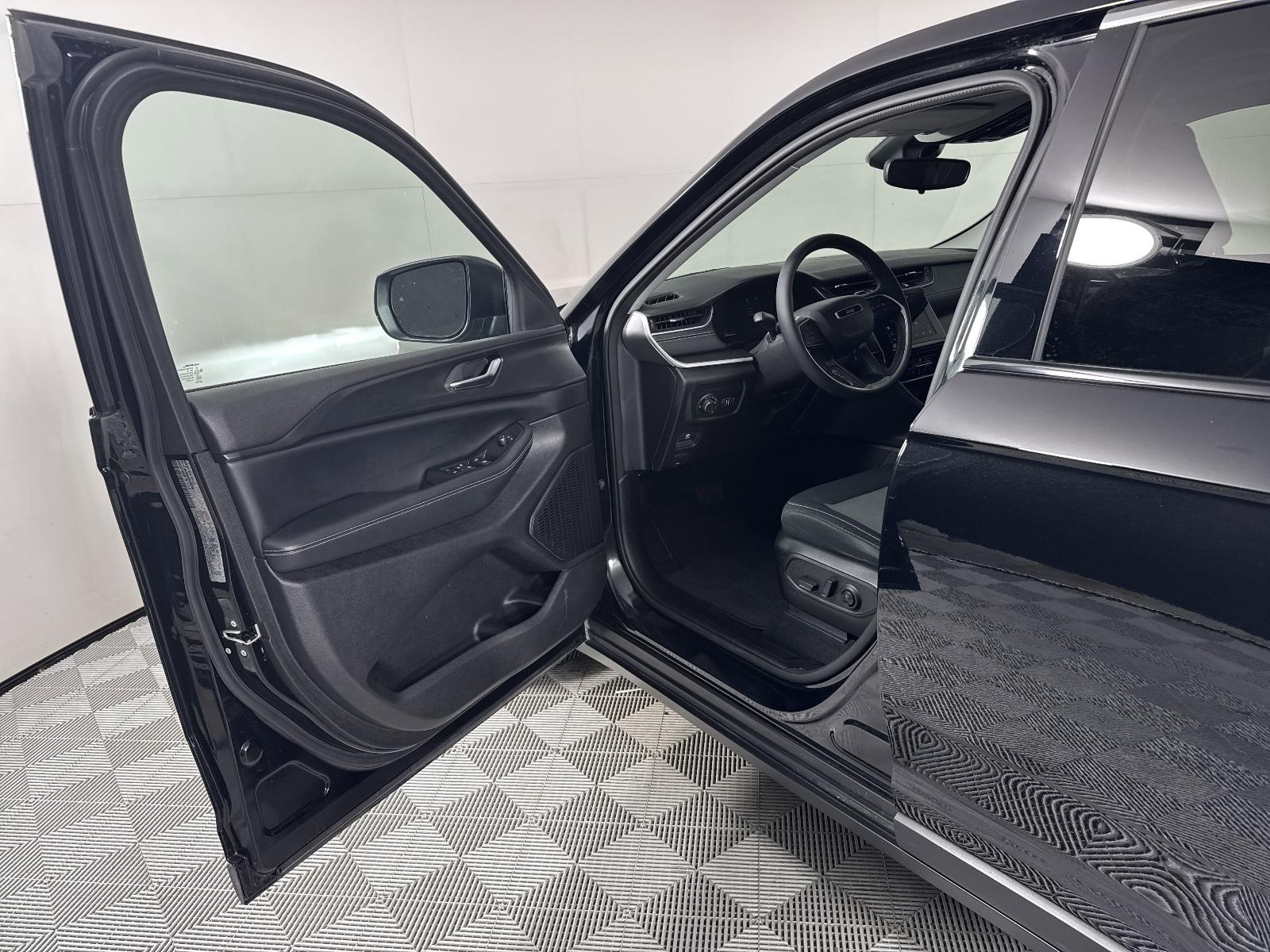 2024 Jeep Grand Cherokee Vehicle Photo in GEORGETOWN, TX 78626-7508