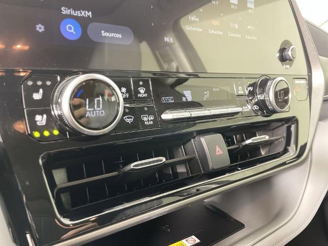 2024 Toyota Highlander Vehicle Photo in GILBERT, AZ 85297-0402
