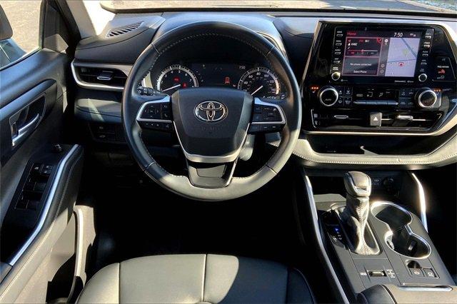 2022 Toyota Highlander Vehicle Photo in TOPEKA, KS 66609-0000