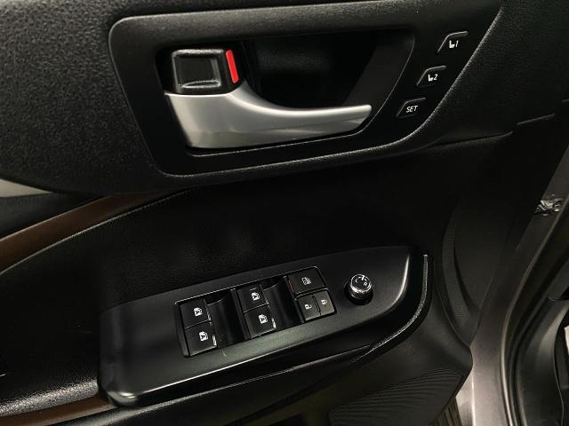 2017 Toyota Highlander Vehicle Photo in Appleton, WI 54913
