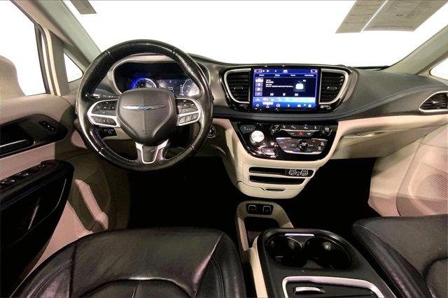 2021 Chrysler Pacifica Vehicle Photo in KANSAS CITY, MO 64114-4502