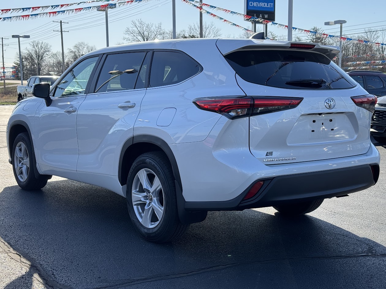2023 Toyota Highlander Vehicle Photo in BOONVILLE, IN 47601-9633